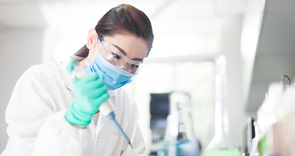 Female scientist working in a lab. Photo by Zhu Difeng